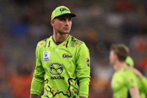 కరోనా లక్షణాలున్నాయని అర్ధరాత్రి క్రికెటర్ మెసేజ్‌.. పాక్ క్రికెట్‌లో కలకలం!!