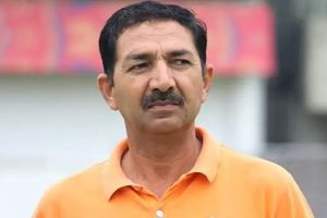 మొబైల్ సిగ్న‌ల్ కోసం చెట్లెక్కుతున్న ఐసీసీ అంపైర్‌!!