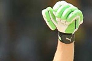 క్రికెట్ చరిత్రలోనే అత్యంత వివాదాస్పద మ్యాచ్.. గ్లౌజులో బంతి పెట్టుకుని..