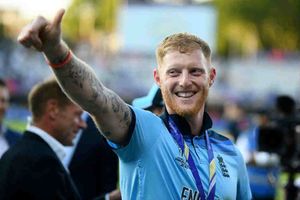 వీధుల్లోకి వచ్చి క్లాప్స్ కొట్టాలా.. జనాలపై స్టోక్స్ అసహనం!!