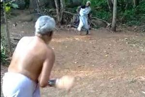 లాక్‌డౌన్ వేళ.. మురిసిపోయేలా ముసలోల్ల క్రికెట్.! (వైరల్ వీడియో)