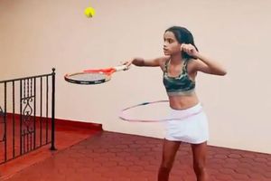 అద్భుత టాలెంట్‌తో ఆకట్టుకుంటున్న బాలిక.. టెన్నిస్‌ బంతితో ఆడుతూనే!!