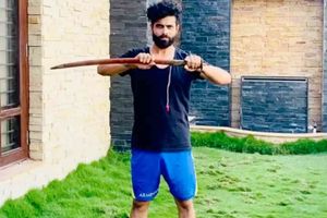 జడేజా కత్తి విన్యాసం.. గడ్డి కోసుకోమన్న ఇంగ్లండ్ మాజీ క్రికెటర్