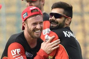 కోహ్లీ, ఏబీ వన్డే జట్టు.. కెప్టెన్‌గా ధోనీ!!