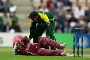 అక్తర్‌ బౌలింగ్.. పిచ్‌లోనే కూలబడిన క్రికెట్ దిగ్గజం (వీడియో)!!