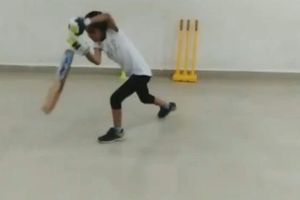 వైరల్ వీడియో.. అద్భుతమైన ఫుట్ వర్క్‌తో ఏడేళ్ల చిన్నారి బ్యాటింగ్!!