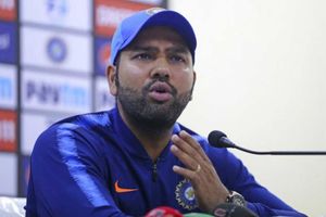 రోహిత్ ఫైర్: మేం భారతీయులం.. హిందీలోనే మాట్లాడతాం!!