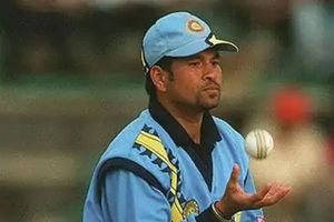 చివ‌రి ఓవ‌ర్ బౌలింగ్ చేసి మ్యాచ్‌ను గెలిపించిన సచిన్.. ఎప్పుడంటే?!!