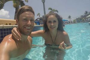  భార్యను కొట్టిన డివిలియర్స్‌.. ఆపై దొంగతనం (వీడియో)!!