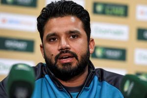 అజర్ అలీ బ్యాట్​ను కొనుగోలు చేసిన పుణె క్రికెట్ మ్యూజియం!!