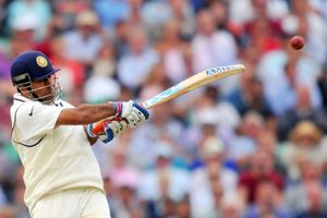 ధోనీ హ్యాట్రిక్ సిక్సర్లు.. బయపడిపోయిన బ్రయాన్ లారా!!