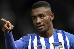 ఉద్దేశపూర్వకంగా షేక్‌హ్యాండ్‌ ఇచ్చాడు.. ఏకంగా జట్టు నుంచే తొలగించబడ్డాడు!!