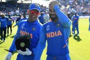 ధోనీ, కోహ్లీ వెన్నుపోటు పొడిచారు.. యూవీ తండ్రి సంచలన వ్యాఖ్యలు!