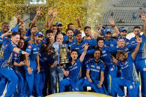 పొలార్డ్, మలింగ మాయ.. ముంబై ఇండియన్స్ నాలుగో టైటిల్​కు ఏడాది!!