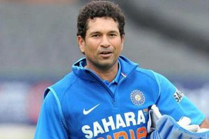 బార్బర్‌గా మారిన సచిన్.. ఎవరికోసమో తెలుసా? (వీడియో)!!