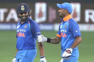 ధావన్ ఓ ఇడియట్.. ఫస్ట్ బాల్ ఆడటానికి ఇష్టపడడు: రోహిత్ శర్మ