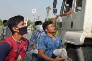 సర్ఫరాజ్ ఖాన్ పెద్ద మనసు.. వలస కూలీలకు ఫుడ్ ఫ్యాకెట్స్ అందిస్తున్న యువ క్రికెటర్