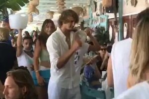 సెల్ఫ్‌ ఐసోలేషన్‌‌లో ఉంటానని.. క్లబ్‌లో పార్టీ చేసుకున్న స్టార్ ప్లేయర్ (వీడియో)!!