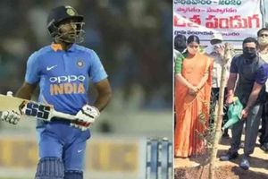 మొక్కలు నాటిన టీమిండియా క్రికెటర్!!