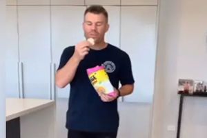 వైరల్ వీడియో.. గాలిలో నడిచిన వార్నర్‌!!