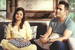 అందుకే సోషల్ మీడియాకు ధోనీ దూరంగా ఉన్నాడు: సాక్షి