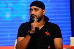 కరోనాతోనే చస్తున్నామంటే మరొకటి తయారు చేసారంట: హర్భజన్ ఫైర్