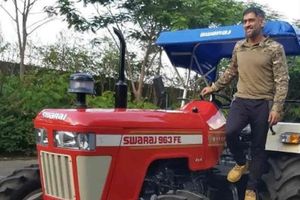 ధోనీ రూటే సపరేటు.. ఈసారి ట్రాక్టర్‌పై చక్కర్లు (వీడియో)!!