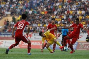 ఫుట్‌బాల్‌ మ్యాచ్‌కు 3 వేల మంది అభిమానులు.. ఒకర్నొకరు తాకుకుంటూ ఎంజాయ్!!