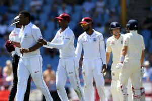ఇంగ్లండ్‌ పర్యటనకు ముగ్గురు విండీస్ ఆటగాళ్లు డుమ్మా
