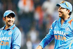 గంభీర్ నువ్వు నవ్వకున్నా.. కనీసం నీ ఎమోజీ అయినా నవ్వింది: యువీ