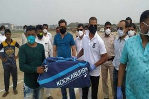 మరోసారి ధావన్‌ గొప్ప మనసు.. ఈసారి క్రికెట్‌ కిట్లు!!