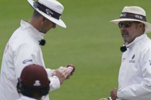 ఉమ్మి రూల్ బ్రేక్ చేసిన తొలి క్రికెటర్ 'డామ్ సిబ్లే'.. అంపైర్లు ఏంచేశారంటే?!!