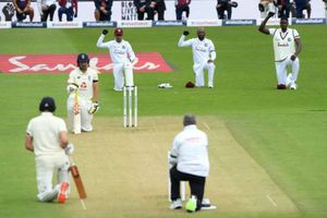 జాతి వివక్షకు వ్యతిరేకంగా మైదానంలో వెస్టిండీస్-ఇంగ్లండ్ ఆటగాళ్ల నిరసన!