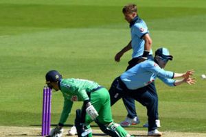 మొదలైన వన్డే క్రికెట్‌.. ఇంగ్లండ్ జోరు.. 7 ఓవర్లకే 5 వికెట్లు కోల్పోయిన ఐర్లాండ్‌