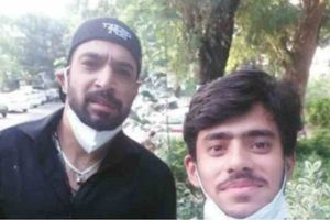 మాస్క్ తీసేసి పాక్ క్రికెటర్‌తో సెల్ఫీ.. అతనికి కరోనా అని తెలియడంతో నెత్తిపట్టుకున్న అభిమాని!