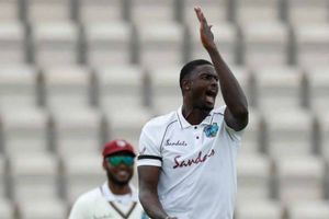 జాసన్ హోల్డర్ ‘సిక్సర్’.. కుప్పకూలిన ఇంగ్లండ్!