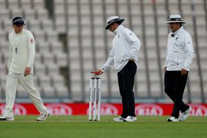 మీరేం అంపైర్లు సామీ.. ఇన్ని తప్పుడు నిర్ణయాలు.. ఇంత పక్షపాతమా?