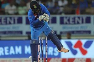 'పంత్‌ కొన్ని స్టంపింగ్‌లు వదిలేసినా.. టెస్టుల్లో అతడినే ఎంపికచేయాలి'