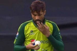 ఐసీసీ రూల్స్ బ్రేక్ చేసిన అమీర్.. పట్టించుకోని అంపైర్లు.. పెనాల్టీ నుంచి తప్పించున్న పాక్