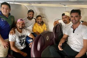 ధోనీ భాయ్.. భౌతిక దూరం ఏది..? గిట్లయితే ఐపీఎల్ అయినట్టే.. నెటిజన్ల చురకలు!