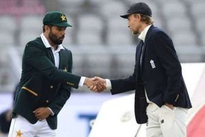 England vs Pakistan: అలవాటులో పొరపాటు.. కరోనా రూల్స్ మర్చిపోయిన కెప్టెన్లు!!