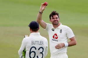 ENG vs PAK: టెస్టు క్రికెట్ చరిత్రలో తొలిసారి.. 600 వికెట్లు పడగొట్టిన జేమ్స్ అండర్సన్!!