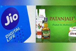 ఐపీఎల్ స్ఫాన్సర్ రేసులో జియో, పతాంజలి!!