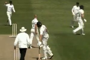 బ్యాట్స్‌మెన్‌ను బంతితో కొట్టిన బౌలర్.. 5 పరుగులు జరిమానా విధించిన అంపైర్ (వీడియో)