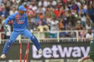 ధోనీ స్టంప్ మైక్ రికార్డ్స్.. ఓయ్ శ్రీ అక్కడ నీ గర్ల్ ఫ్రెండ్ ఏం లేదు..!