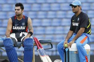 ఇలానే ఆడితే బ్యాటింగ్ ఆర్డర్ మారుస్తా? కోహ్లీని హెచ్చరించిన ధోనీ.. ఎప్పుడంటే?