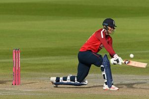 బాంటన్ రివర్స్‌స్వీప్‌ సిక్స్.. చూస్తే వావ్ అంటారు (వీడియో)