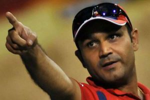 మీకేమైనా పిచ్చా.. రోహిత్, ధోనీ ఫ్యాన్స్ ఫైటింగ్‌పై సెహ్వాగ్ ఫైర్!