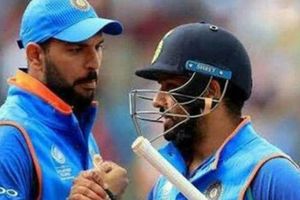 నోట్లో గులాబ్‌జామ్‌లు పెట్టుకొని ఎలా మాట్లాడుతున్నావ్.. రోహిత్ బుగ్గలపై యువీ సెటైర్!