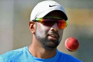 శుభారంభం అందుకున్న ఢిల్లీ క్యాపిటల్స్‌కు గట్టి ఎదురుదెబ్బ.. గాయంతో స్టార్ స్పిన్నర్ ఔట్!